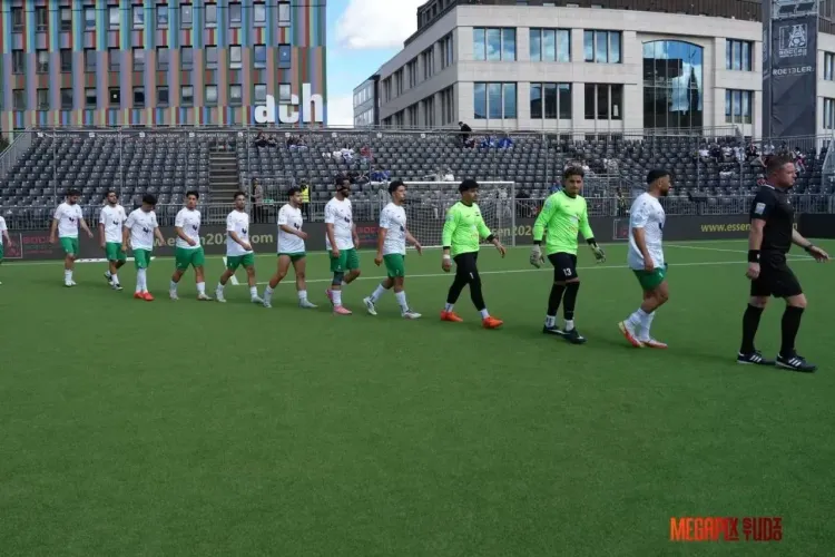 المنتخب السوري يدخل أرض الملعب في إيسن.