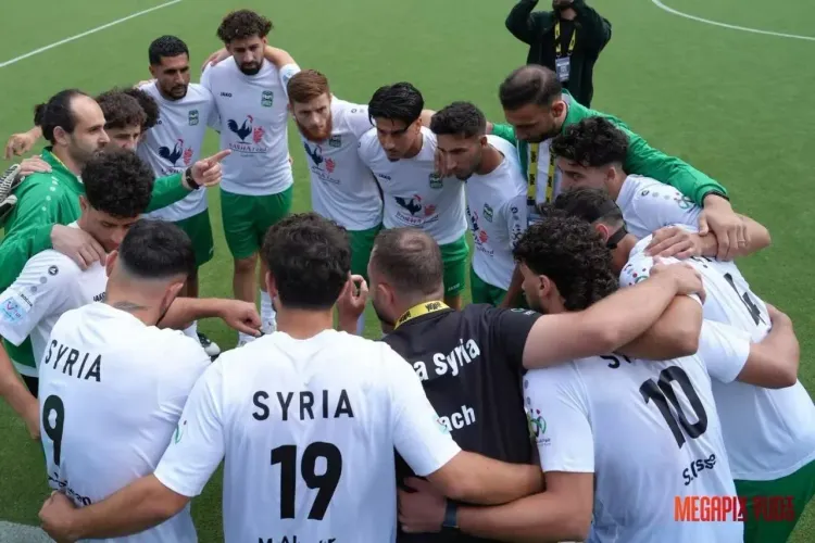 المنتخب السوري يجتمع في دائرة قبل المباراة.