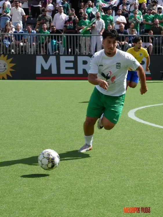 لاعب سوري يتقدم بالكرة.
